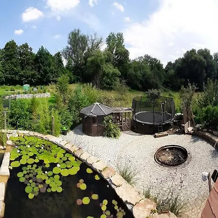 Kinderparadies Mit Naturpool Und Bauernhofflair *